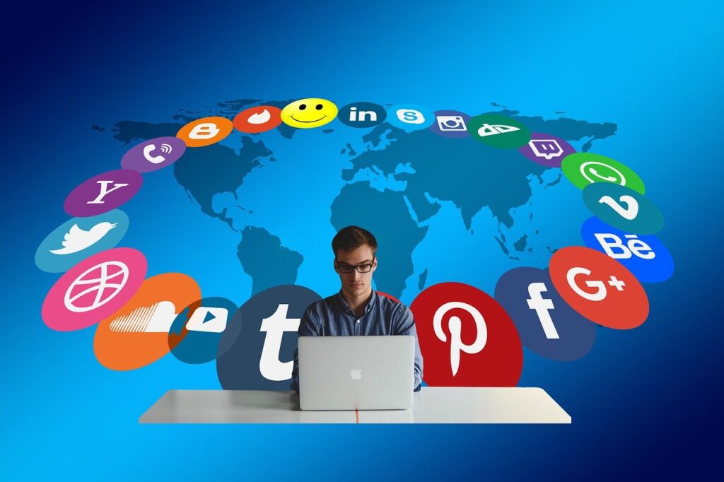 Contratar uma agência de marketing digital.